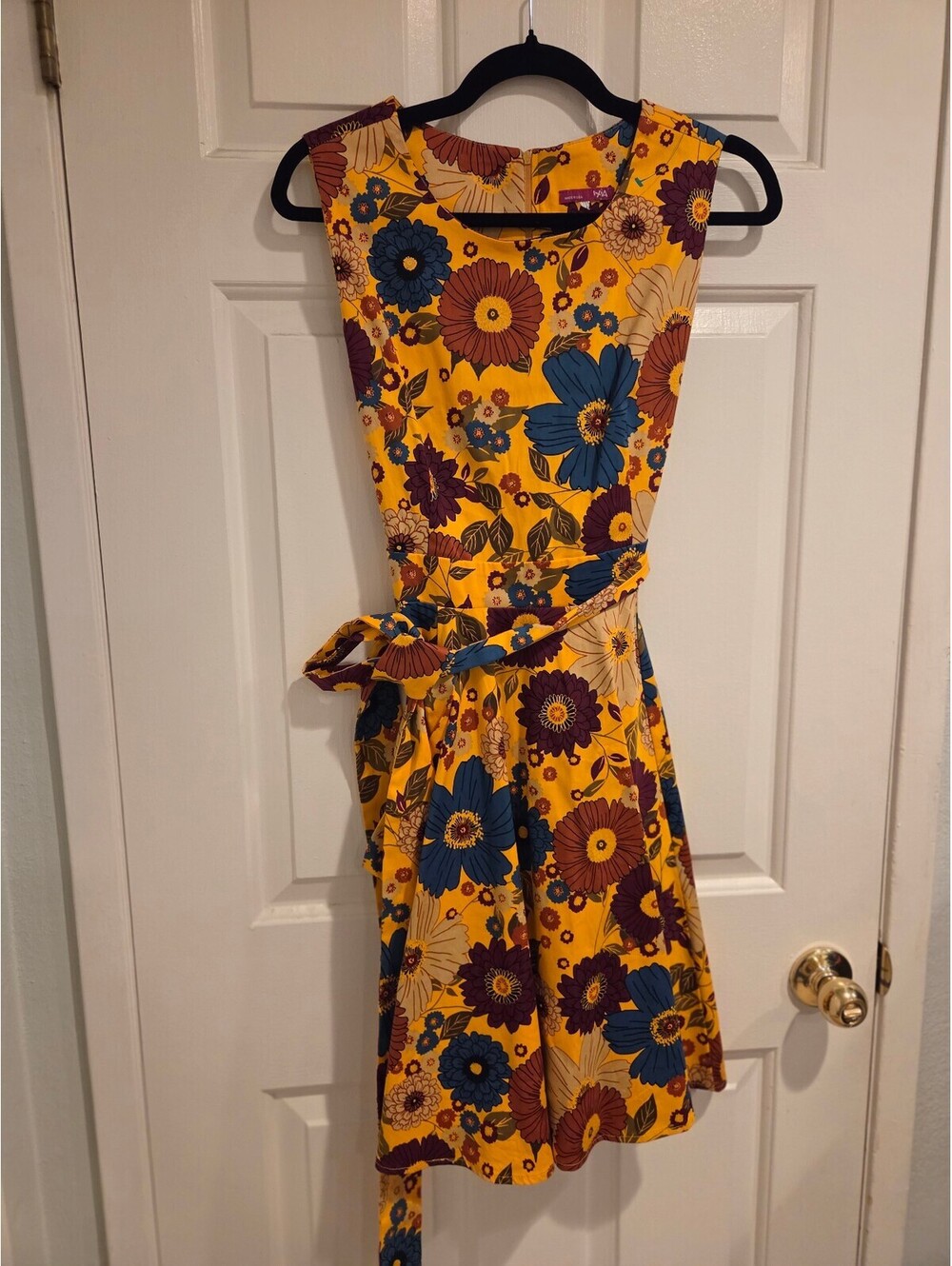 Vintage Style Yellow Floral Knee-Length Dress with Belt - small